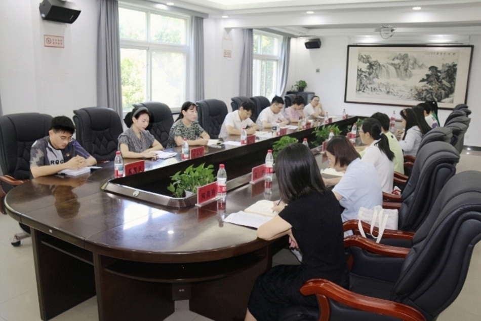 学校召开优秀共产党员、优秀党务工作者代表座谈会